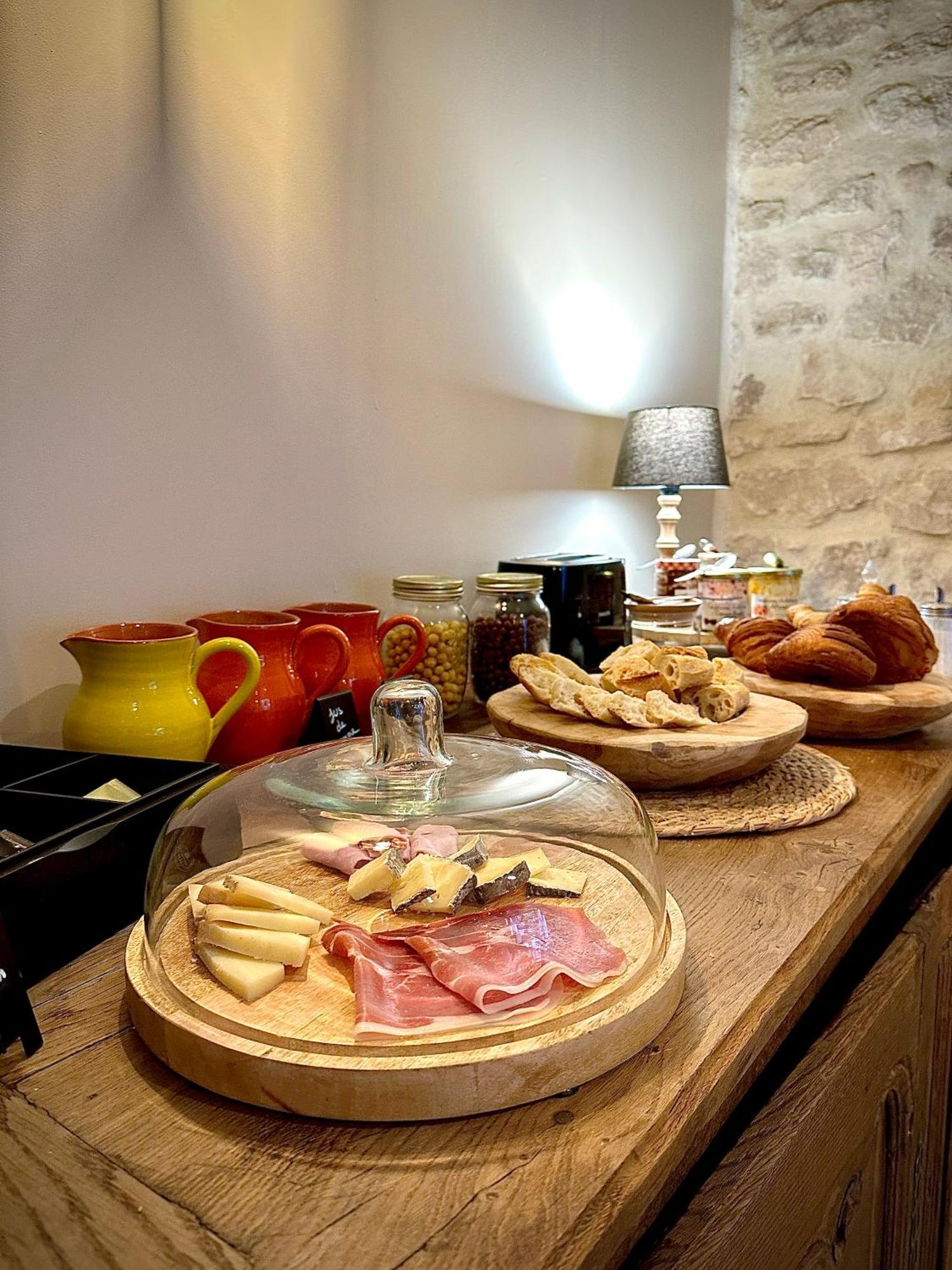 Maison Roucas - Restaurant Et D'hotes Guest house