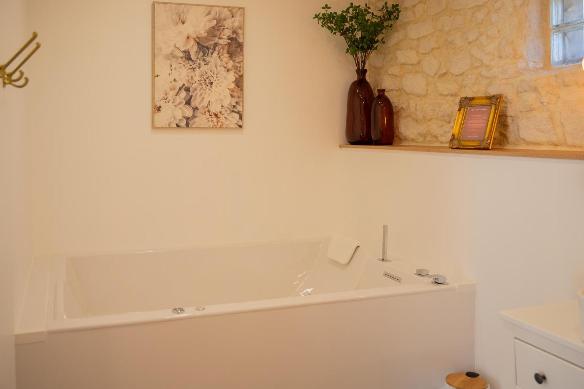 Maison Roucas - Restaurant Et D'hotes Guest house