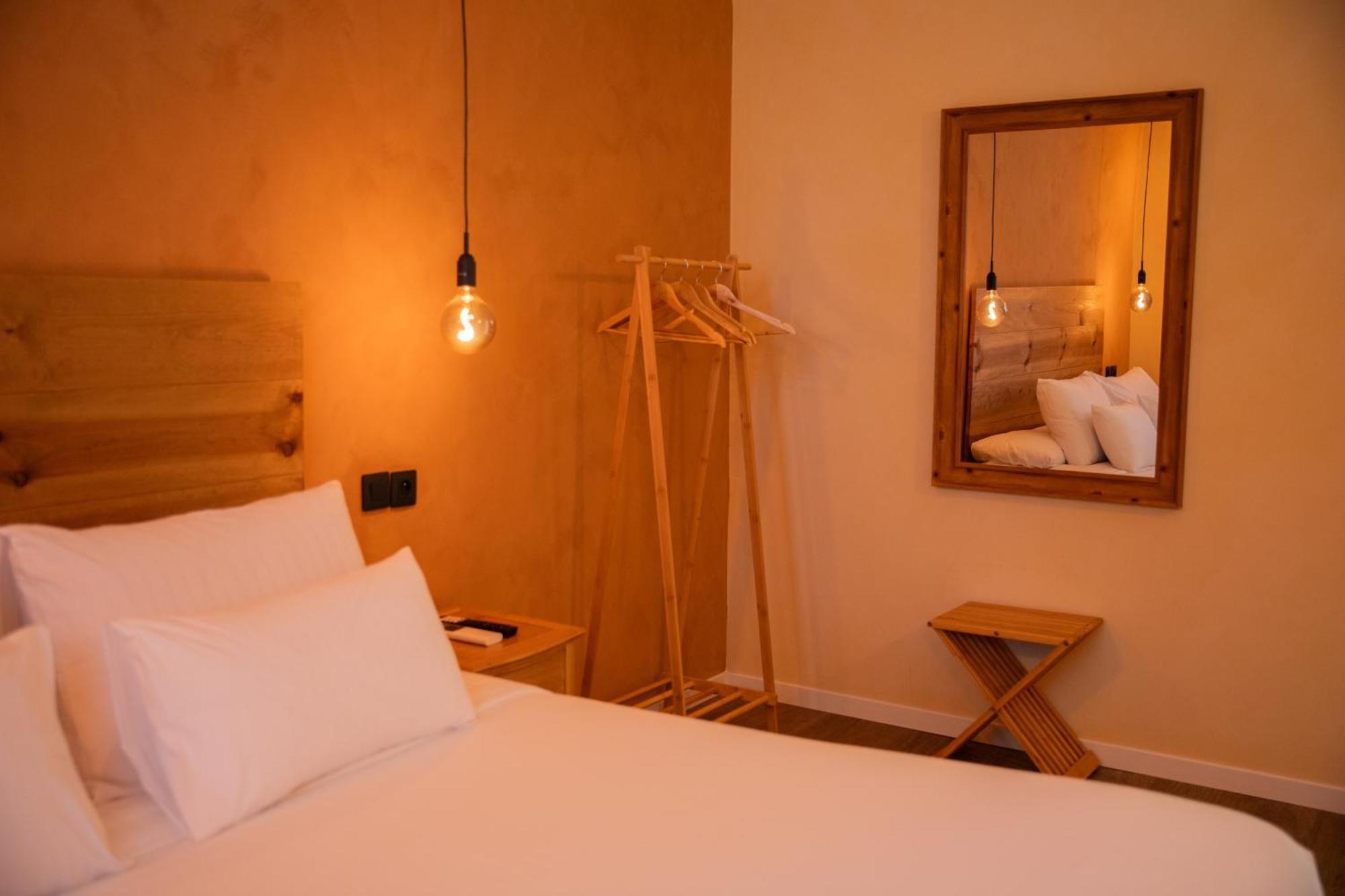 Maison Roucas - Restaurant Et D'hotes Guest house